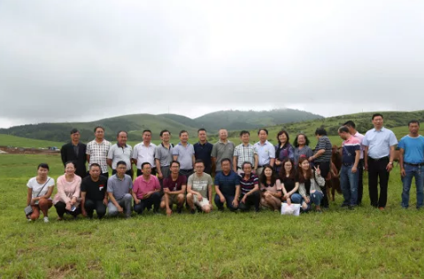 云南省水牛育肥及產(chǎn)業(yè)化研討會(huì)、 云南省肉牛技術(shù)創(chuàng)新戰(zhàn)略聯(lián)盟會(huì)專家一行蒞臨騰沖東山牧場(chǎng)考察調(diào)研